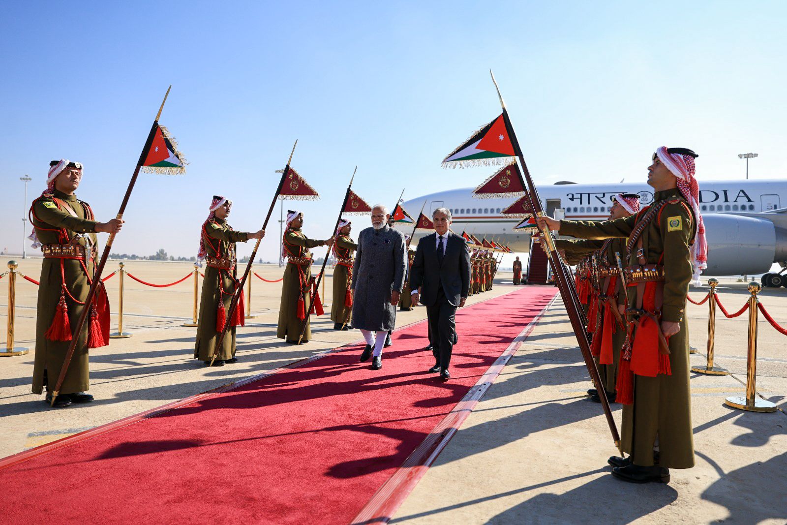 حسّان يستقبل مودي في المطار 