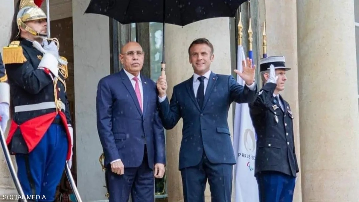 ماكرون يمسك المظلة للرئيس الموريتاني ..  ما دلالة اللقطة؟