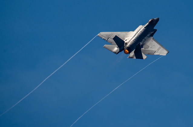 أكسيوس: إيران تسقط مقاتلة أمريكية والبحث جارٍ عن طياريها 