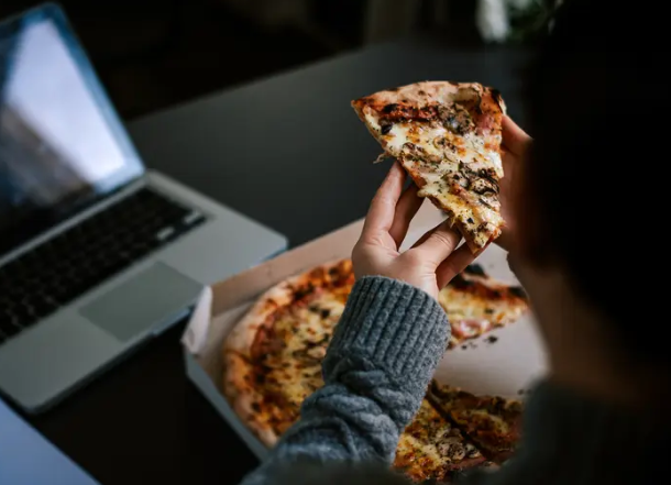 10 أطعمة يجب عليك تجنبها قبل النوم ..  ما هي؟