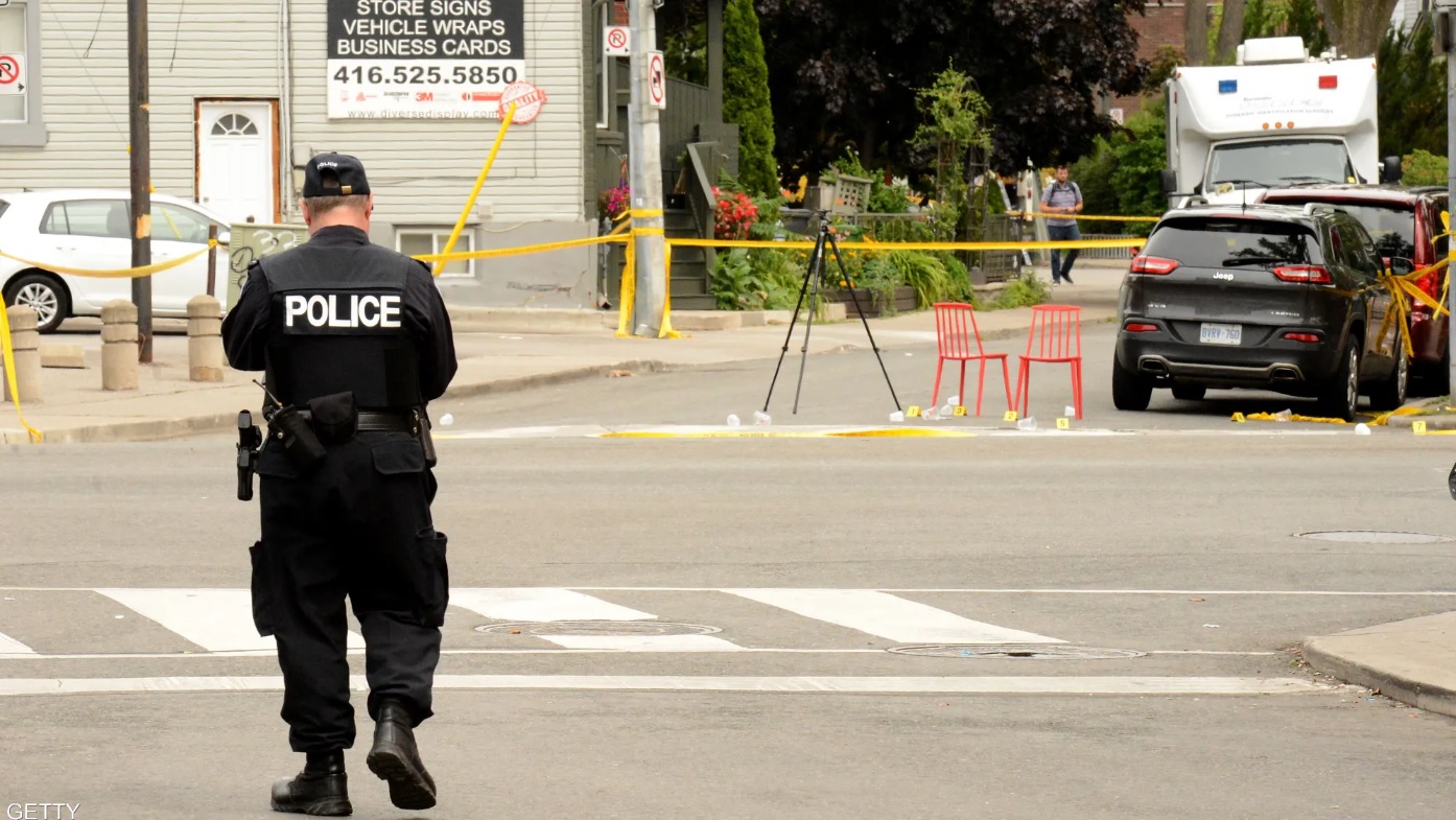 الشرطة الكندية تطلق النار على رجل مسلح قرب مدرسة