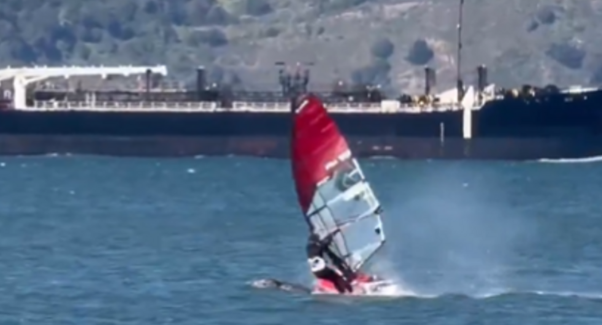  اصطدام متزلج شراعي بحوت وسط البحر