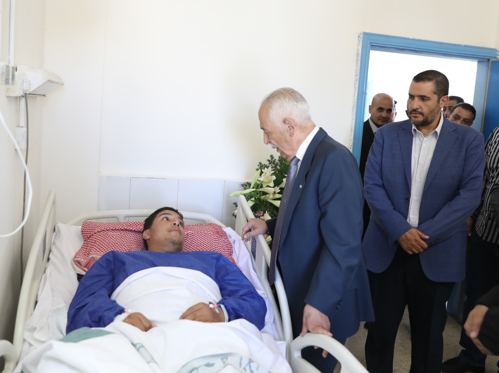 العيسوي ينقل تمنيات الملك وولي العهد بالشفاء للمصاب طريش