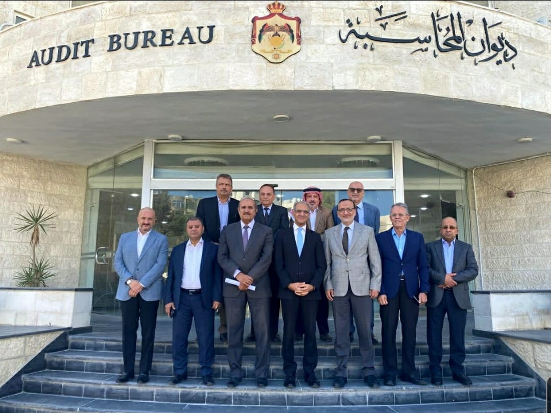 ما في ألو ..  وإن كان ولا بد ..  بستقيل