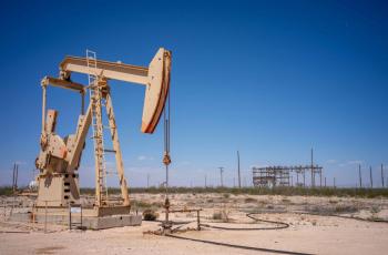أسعار النفط ترتفع مع تقلص مخزونات الخام الأميركية