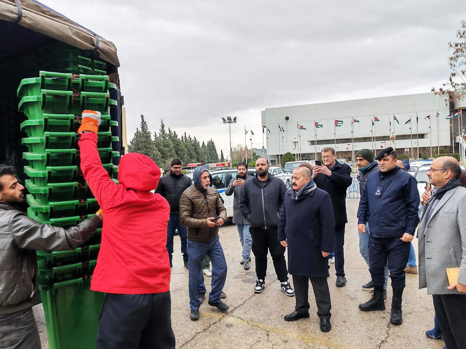 توزيع 435 حاوية  على بلديات للحد من الإلقاء العشوائي للنفايات