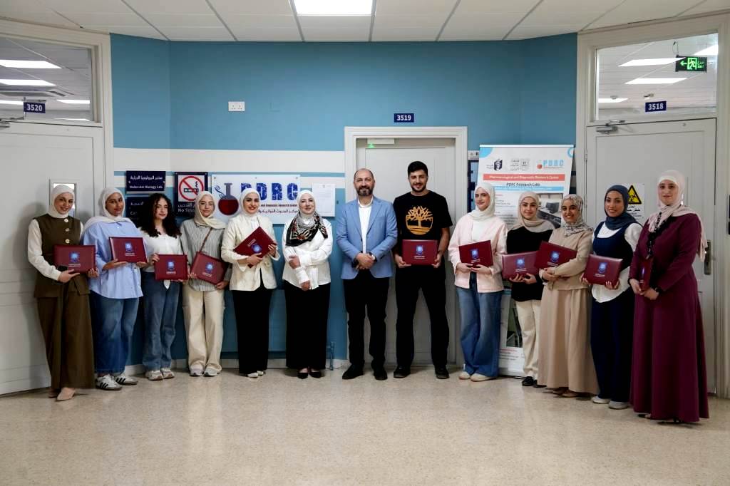 دورة تدريبية بزراعة الخلايا والأنسجة في مركز البحوث الدوائية والتشخيصية في عمّان الأهلية 