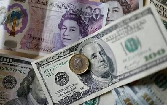 الجنيه الإسترليني يرتفع أمام الدولار ويتراجع مقابل اليورو