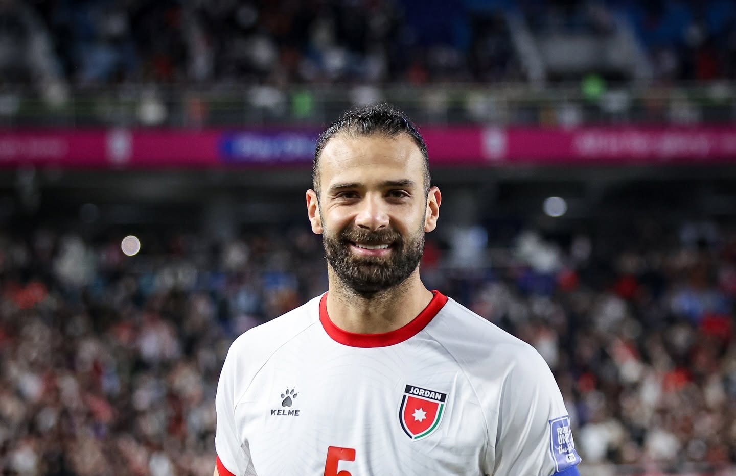 فيديو ..  ناد سيول الكوري يدعم يزن العرب أمام الجزائر