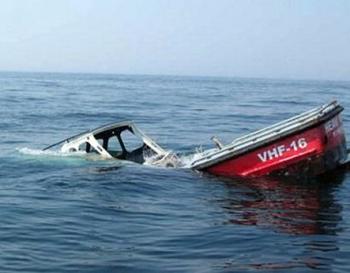 إنتشال قارب خالٍ من الركاب غرق في مياه العقبة