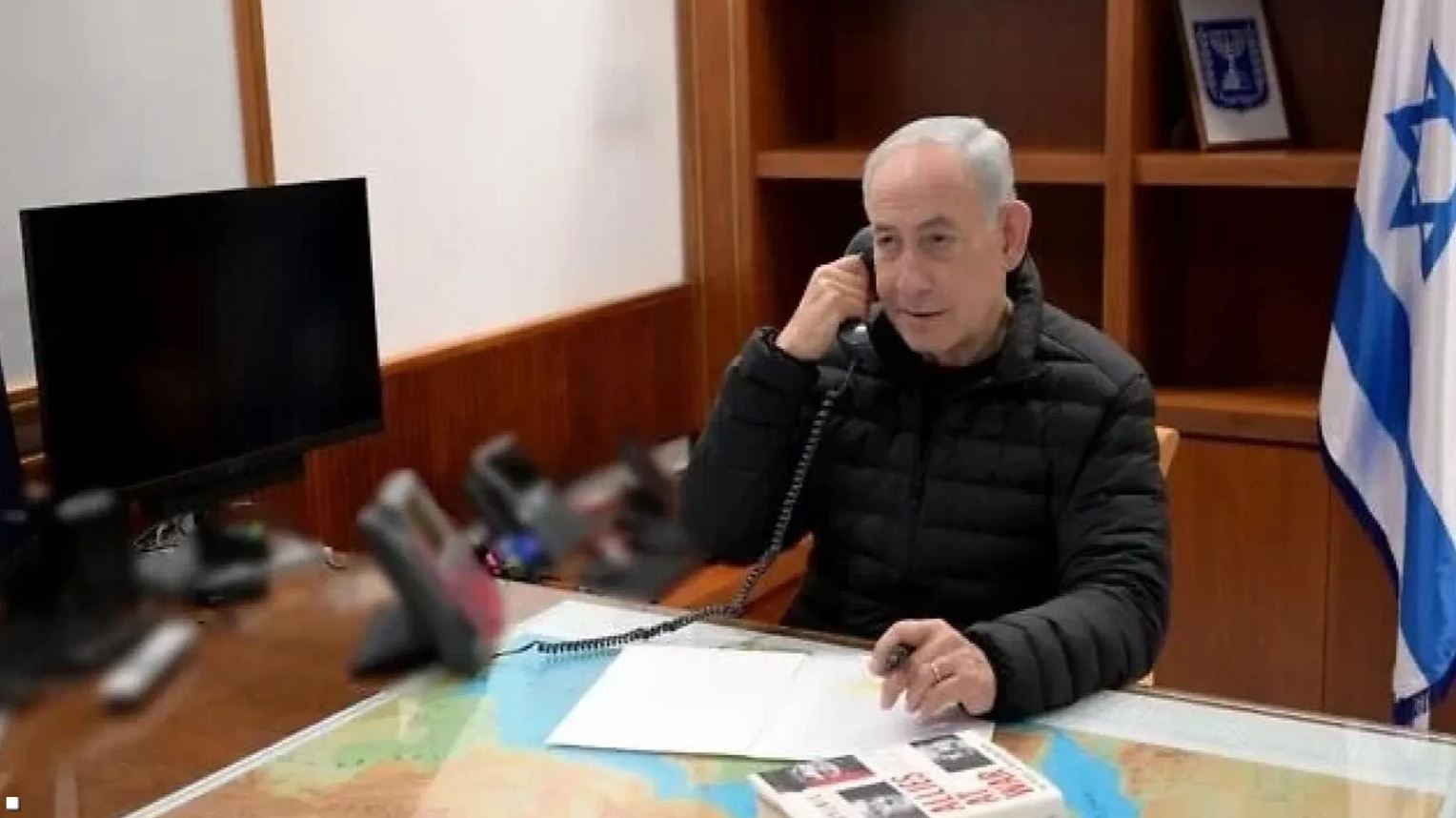 خريطة وكتاب ..  صورة نتنياهو الوحيدة منذ الحرب تثير التساؤل