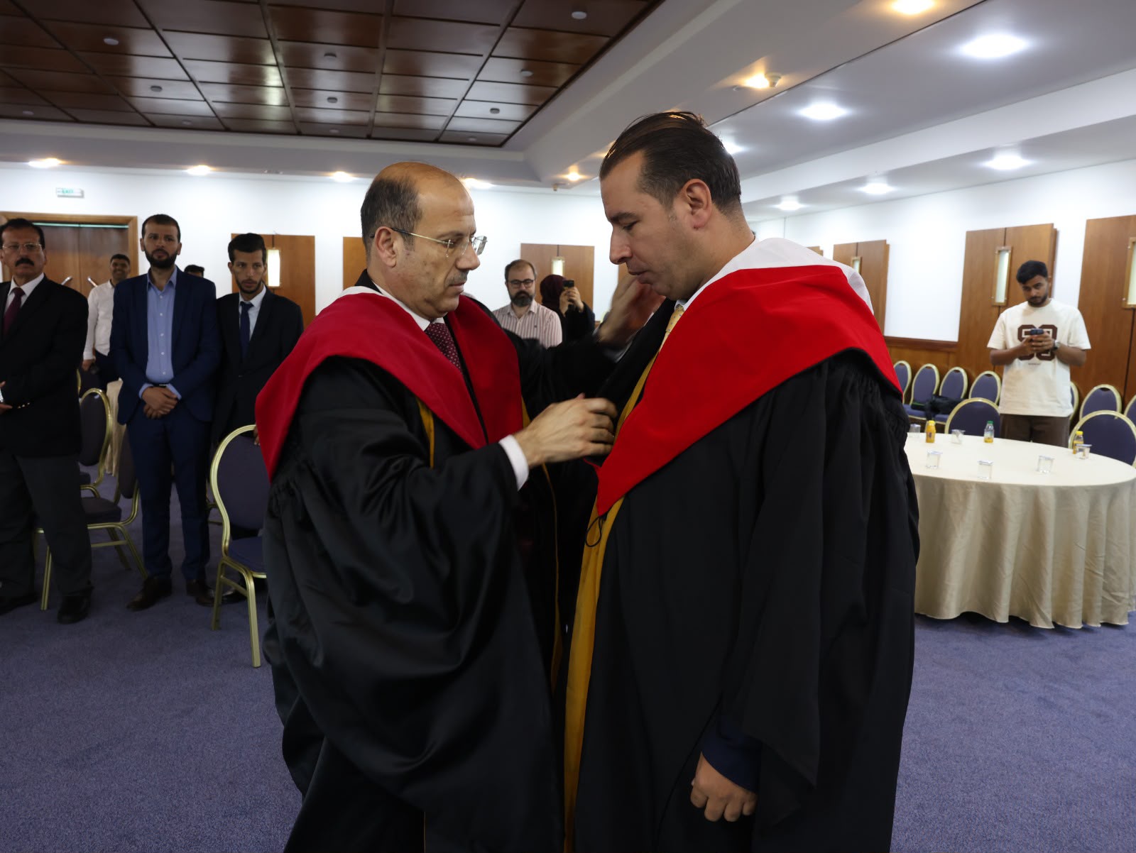 الدكتوراة لحمزة العكايلة في العلوم السياسية بامتياز 