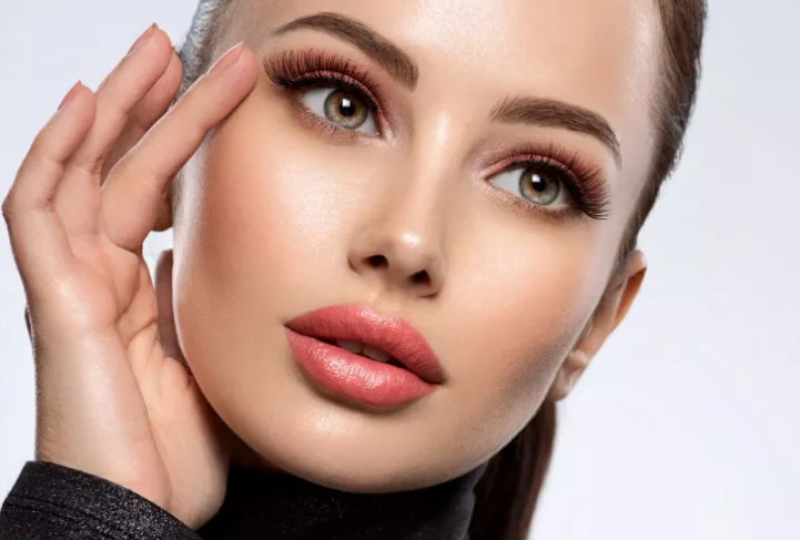 فوائد مرطب الشفاه لا تقدّر بثمن ..  لا تستغني عنه على الإطلاق