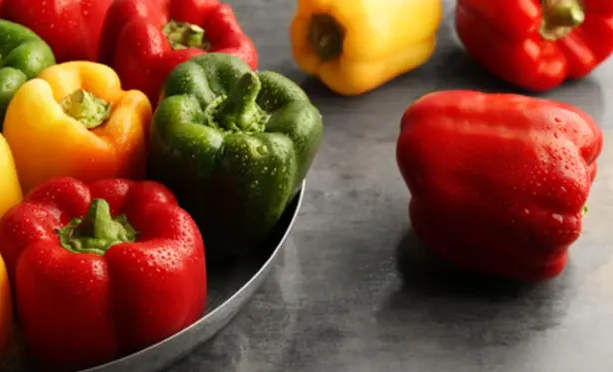 مقارنة صحية بين الفلفل الأخضر والأحمر ..  اعرف التفاصيل