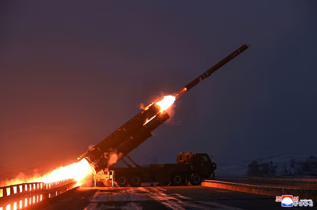 كوريا الشمالية تجري تجربة لصاروخ كروز استراتيجي مصمم لمدمرة