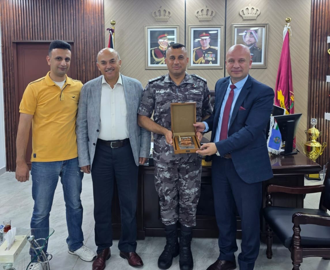 وفد من جامعة البترا يزور وحدة أمن الملاعب لبحث تعزيز التعاون المشترك