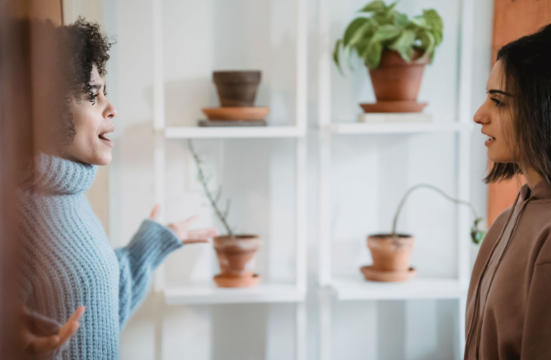 عبارات لا تقوليها أبدًا لزملائك بالعمل