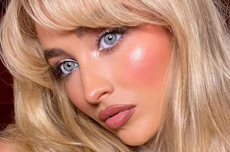 البلاشر وفقاً لملامحكِ ..  وأيضاً أسلوبكِ