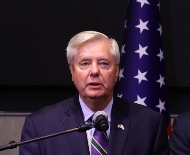 سيناتور أمريكي: لا يمكن السماح بسيطرة إيران على مضيق هرمز