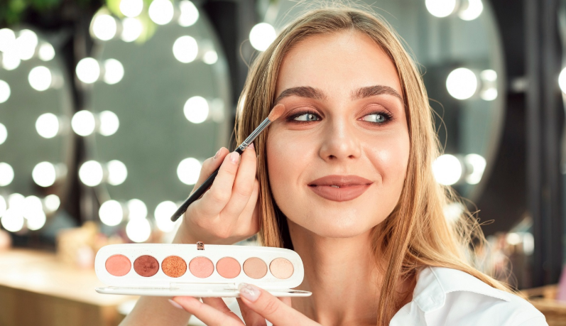 ظلال العيون الترابية  ..  لماذا لا تبطل موضتها مع تغير الصيحات؟