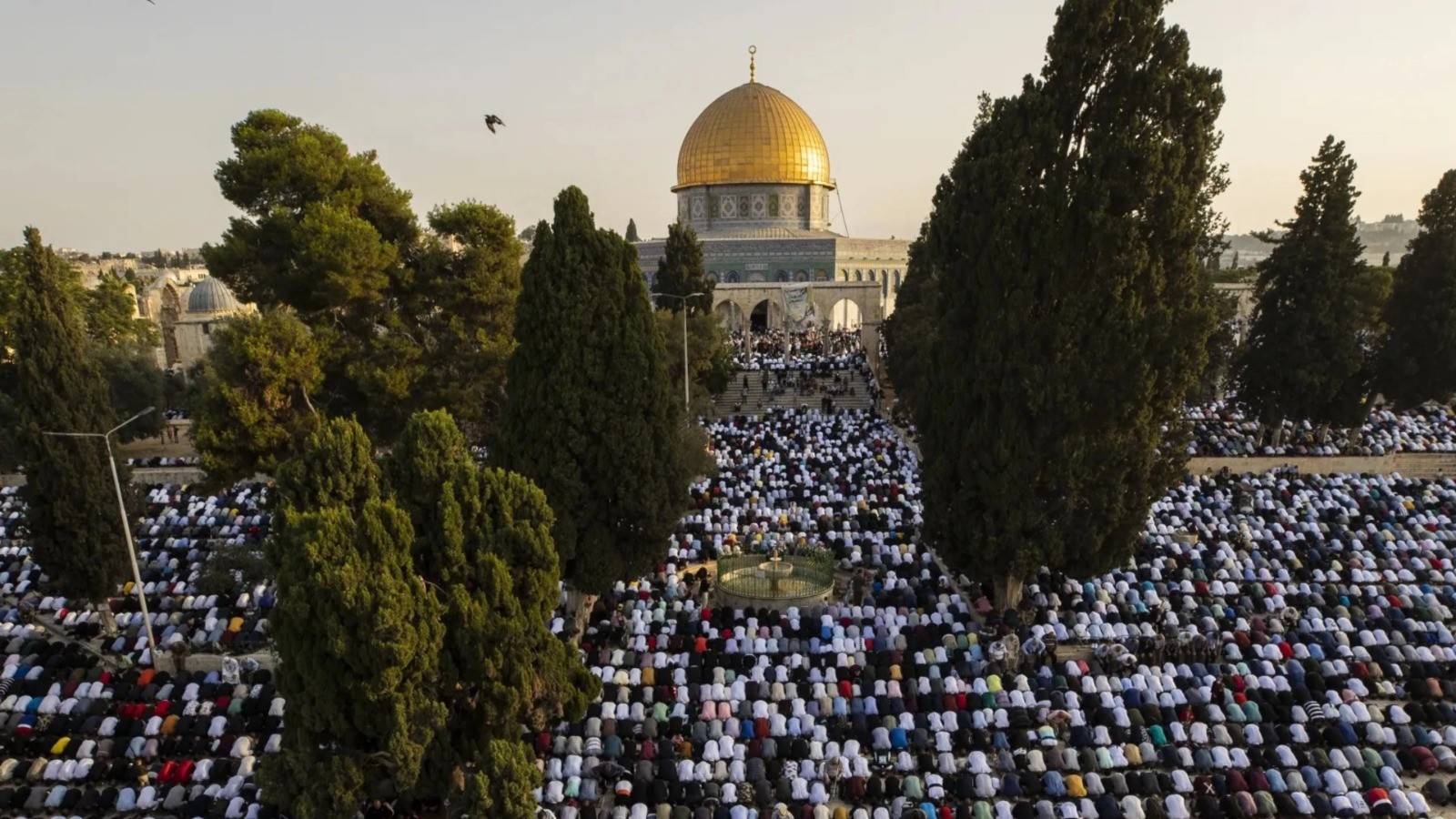 عشرات الآلاف يؤدون صلاة الجمعة في المسجد الأقصى