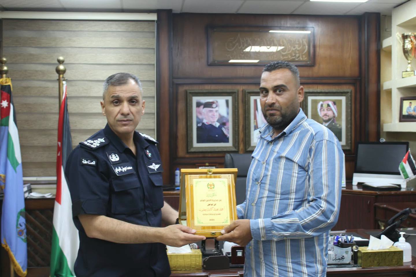 مدير شرطة إربد يُكرم المواطن أحمد محمد يعقوب