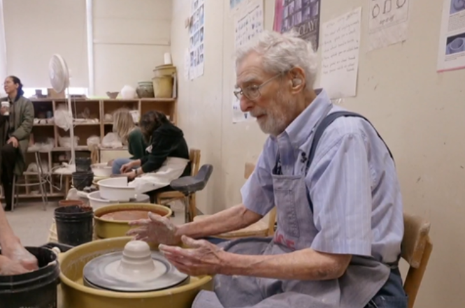 أميركي يبلغ 102 عام ولا يزال يعمل في صناعة الفخار 