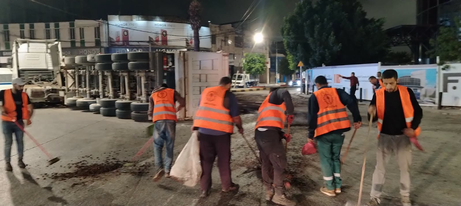 انقلاب شاحنة محمّلة بالأتربة في اربد