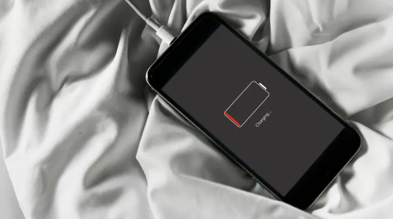 حقيقة أم خرافة ..  هل يؤدي شحن الهاتف طوال الليل إلى إتلاف البطارية؟