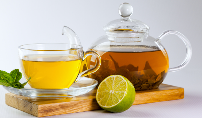 الشاي الأخضر أم ماء الليمون ..  أيهما أفضل لصحة الكبد وترطيب الجسم؟