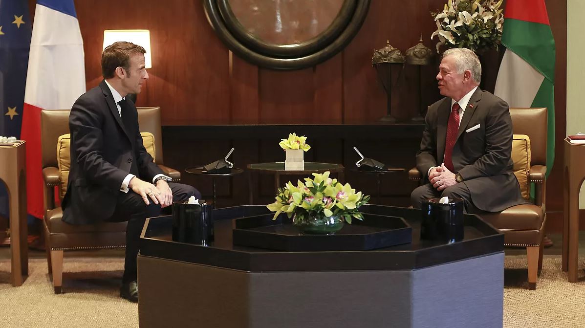 الملك يدين الاعتداء على أراضي الأردن ..  ويبحث التطورات مع ماكرون