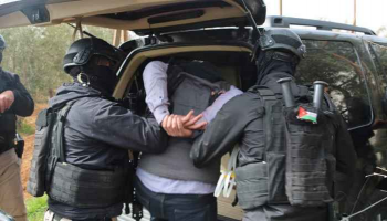 القبض على تجار مخدرات ومروجين ومطلوبين في عمان والرمثا والبادية
