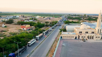 100 شاحنة تحمل مساعدات أردنية تدخل غزة 