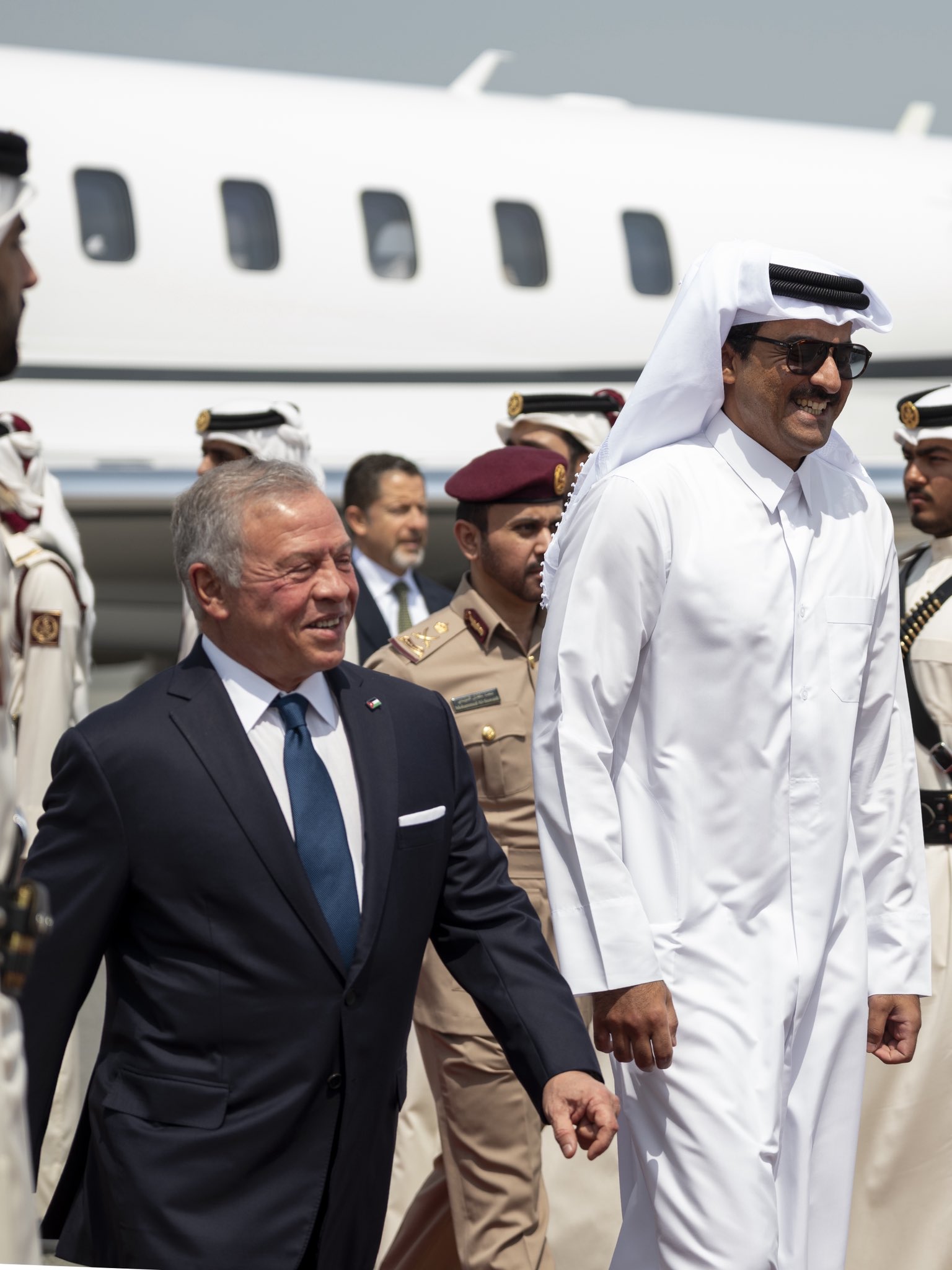 الملك يصل إلى الدوحة ..  وأمير قطر في استقباله 