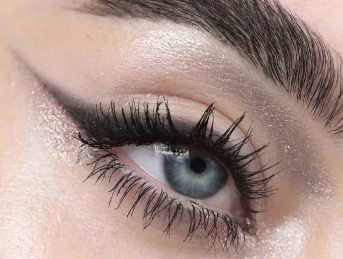 أحدث صيحات مكياج العيون الرمادية وتأثيراتها في إطلالات 2026