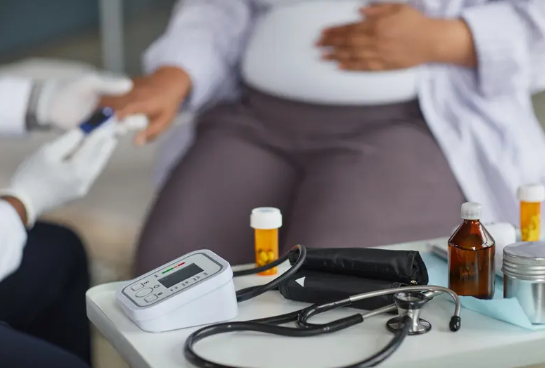 الصيام والحوامل ..  إرشادات طبية تحدد من تستطيع الصوم بأمان