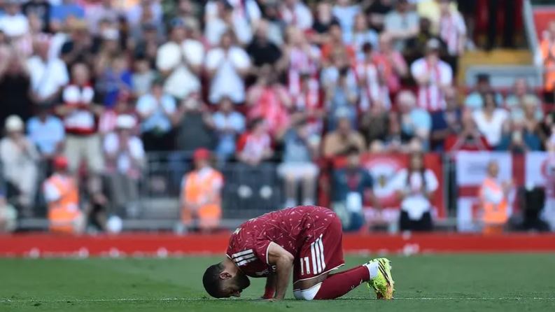 جماهير ليفربول تنتظر عودة صلاح بعد طرد سلوت