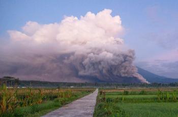 بدء تراجع نشاط بركان سيميرو في إندونيسيا